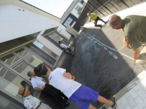出来上がった水鉄砲で飛距離を競います！