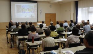 熱心に話を聞く参加者の皆さん