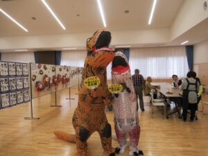 ギャー！ティラノサウルスも遊びに来た！