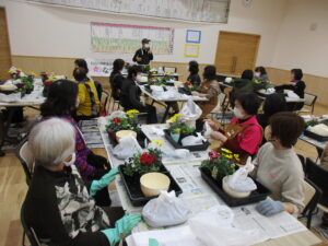 寄せ植えしながら楽しく交流