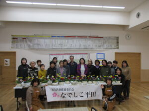 華やかな寄せ植えを手に、より一層の団結を高めました